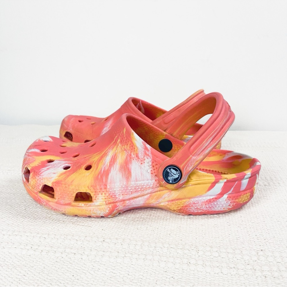 Crocs Tie-Dye Clog Sandals in Coral Swirl Womens 6 / Mens 4